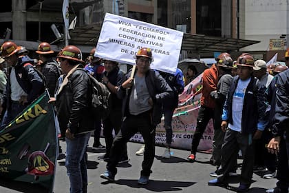 Cientos de mineros de oro marchan de El Alto a La Paz el 6 de noviembre de 2023.