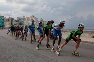 Cientos de patinadores se congregan frente al Malecón de La Habana