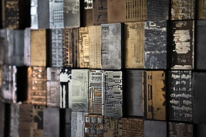 Cientos de pequeños bloques metálicos de 4 x 7 cm, cada uno grabado con el patrón de un microchip, evocan mapas urbanos, sistemas de transporte moderno y otros diagramas de nuestra vida en la ciudad