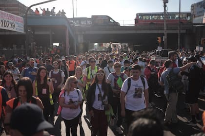 Cientos de peregrinos avanzan por la avenida Rivadavia, en Liniers