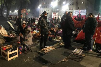 Cientos de personas acamparon en la 9 de julio