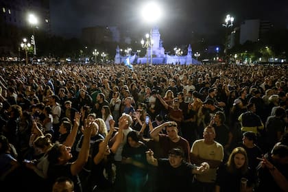 Cientos de personas coparon la Plaza del Congreso