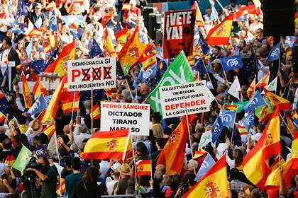 Cientos de personas durante una manifestación contra la amnistía, a 12 de noviembre de 2023, en Murcia, Región de Murcia (España)