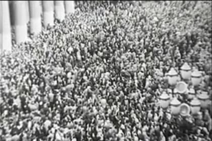 Cientos de personas frente a la Catedral Metropolitana en la procesión de Corpus Christi del 11 de junio 1955 que se transformó en una manifestación en contra del gobierno de Juan Domingo Perón