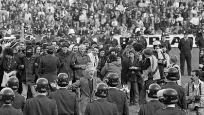 Cientos de personas invadieron la cancha para que se suspenda el partido, cuando los equipos estaban por salir desde el vestuario