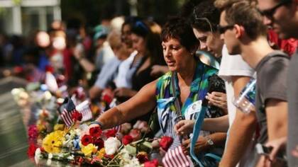 Cientos de personas les rindieron tributo a las víctimas del 11 de septiembre al cumplirse este año 15 años de los ataques