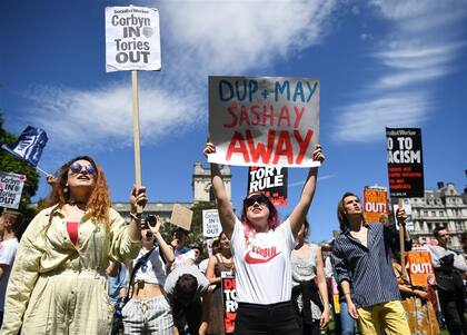 Cientos de personas marcharon ayer por el centro de Londres para pedir la renuncia de May