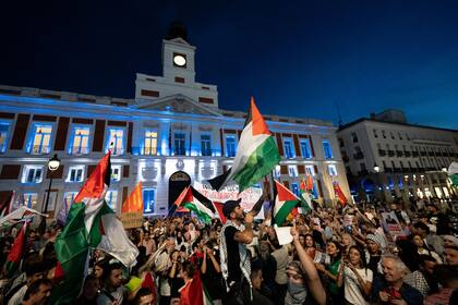 Cientos de personas protestan durante una concentración contra "un nuevo acto de terrorismo israelí", en la Puerta del Sol, a 9 de octubre de 2023, en Madrid