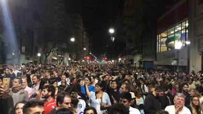 Cientos de personas se manifiestan en la zona del Congreso, detrás de las vallas instaladas por las fuerzas de seguridad