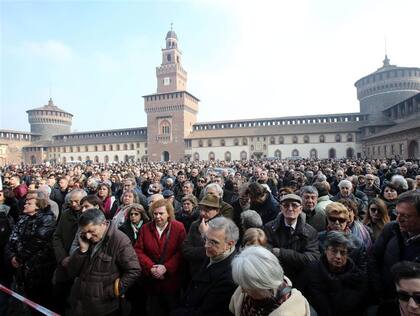 Cientos de personas se reunieron en el patio del Castillo Sforza