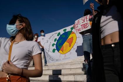 Cientos de personas se reunieron en la plaza Syntagma para protestar contra el calentamiento global y el cambio climático, el viernes 24 de septiembre de 2021