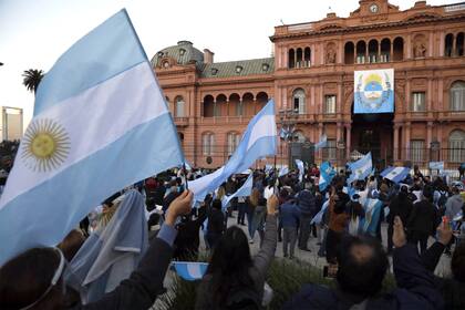 Cientos de personas se trasladaron desde el Obelisco hacia la Casa Rosada para continuar con la protesta