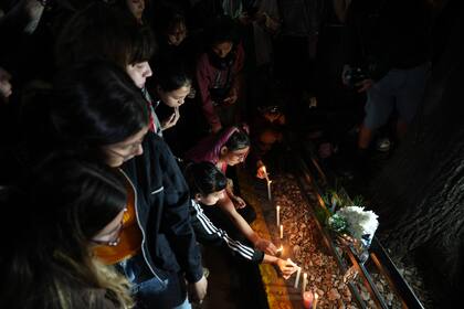 Cientos de seguidoras del cantante se acercaron hasta el lugar para realizar una vigilia y homenajearlo