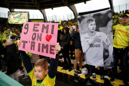 Cientos de seguidores de Nantes recordaron a Emiliano Sala, de cuyo fallecimiento se cumplió un año el pasado martes