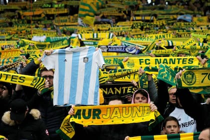 A un año de su muerte, cientos de seguidores de Nantes recordaron a Emiliano Sala