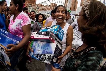 Cientos de venezolanos aprovecharon la rebaja a mitad de precio de muchos productos electrónicos