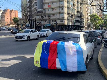 Cientos de venezolanos se congregan afuera de la embajada de Venezuela en la Argentina en el día de una elección histórica.