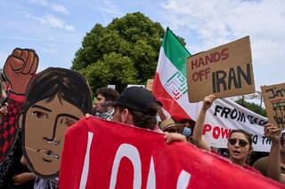 Cientos protestan contra la OTAN días antes de la cumbre de la alianza en La Haya