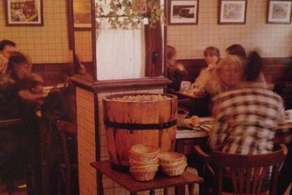 Una vieja costumbre: un gran barril con maní estaba a disposición de los clientes