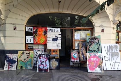 Cerró el bar Nostalgia: Florencia y Esteban Robles, los dueños, decidieron exponer los cuadros que había pintado su hermano Fernando, recientemente fallecido, y que decoraban las paredes del tradicional café del barrio de Recoleta