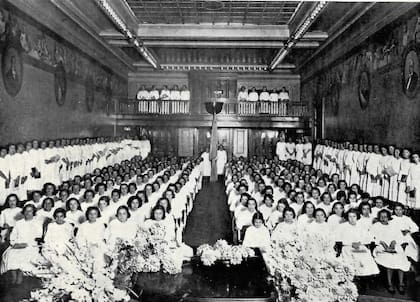 Cierre de ciclo de 1933 del alumnado en la Sala Magna.