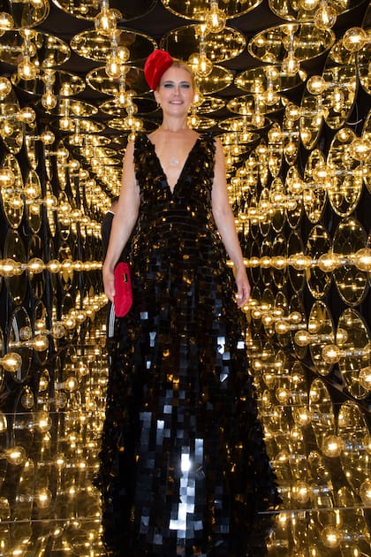 “Cierro un año muy lindo, con muchas cosas importantes y llena de amor, por eso vine con un fascinator con forma de corazón”, contó Valeria Mazza, que llevó un diseño con texturas de cuadrados 3 D, escote profundo y falda voluminosa de Camila Romano y tocado de Flor Tellado.