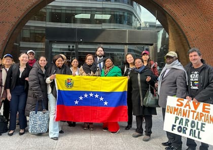Ciertos beneficiarios de los permisos humanitarios CHNV están protegidos como miembros del grupo de la demanda Svitlana Doe contra Noem