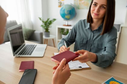 Ciertos solicitantes no son elegibles para realizar el trámite en línea y deben acudir en persona a una oficina