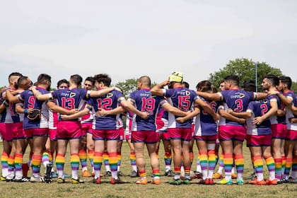 Ciervos Pampas fue creado en 2012 a través de la ADAPLI (Asociación Deportiva Amateur por la Inclusión) con el objetivo de luchar contra la homofobia y desmitificar algunas de las creencias más instaladas en el universo -no solo del rugby- sino del deporte argentino
