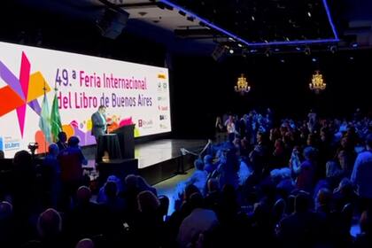 Cifelli abrió su discurso queriendo dejar atrás "el tono politizado y confrontativo" de la vidriera de la Feria, que lo abucheó