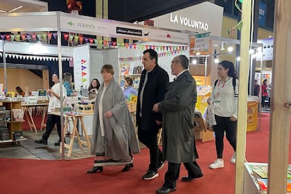 Cifelli recorrió la Feria con la directora de la Biblioteca Nacional y el presidente de la Conabip