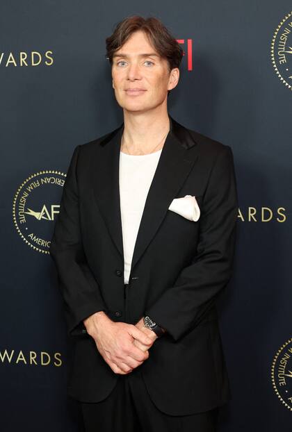 Cillian Murphy lució un traje negro sobre una remera blanca