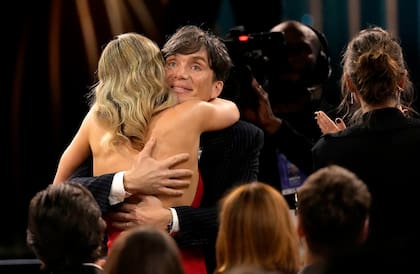 Cillian Murphy, que parece tener allanado ahora el camino para ganar el Oscar como mejor actor protagónico, se abraza con su compañera de elenco de Oppenheimer Emily Blunt
