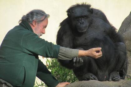 Tomy, junto a su excuidador, en el zoológico de La Plata