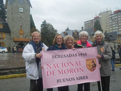 Cinco amigas del Colegio Nacional de Morón: las primeras que, en 1956, eligieron a Bariloche como el destino de su viaje de egresadas (Gentileza EMPROTUR)