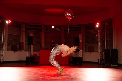 Cinco destacadas bailarinas de danza contemporánea bailaron al ritmo de la propuesta musical de DJ MAUS