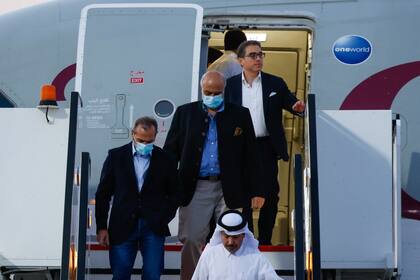 Cinco detenidos estadounidenses, tres previamente identificados como Siamak Namazi, Morad Tahbaz y Emad Sharqi y dos que desean permanecer en el anonimato, liberados por Irán aterrizaron en Doha en un intercambio de prisioneros el 18 de septiembre después de que se transfirieran 6000 millones de dólares en fondos congelados a cuentas iraníes en Qatar.