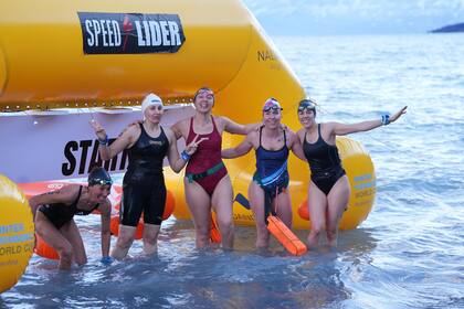 Cinco nadadoras culminan una de las series femeninas de la Copa Mundial de Natación de Invierno de Argentina, Glaciar Perito Moreno