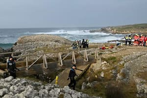 Cinco muertos y una persona desaparecida tras el derrumbe de una pasarela en una playa