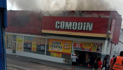Cinco personas murieron en el incendio de un supermercado en Jujuy