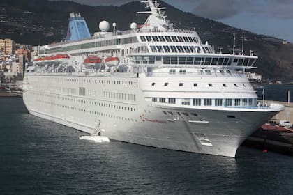 Cinco tripulantes del crucero Thomson Majesty, murieron hoy, además de tres heridos registrados, tras la caída al mar de un bote salvavidas en el puerto de Santa Cruz de La Palma