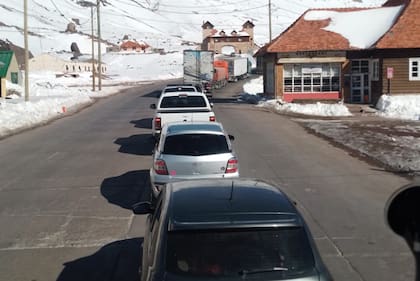 Cinco vehículos y armas largas: sesenta mendocinos fueron víctimas de un grupo comando en Chile que los asaltó cuando habían ido en un tour de compras-