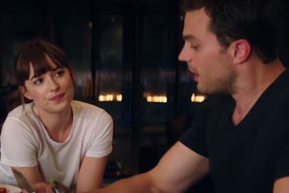 Cincuenta sombras de Grey combina una historia de amor con pasión
y deseo (Captura video)