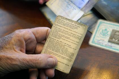 Cincuenta y tres años después, el hombre de 91 años tiene la billetera junto con los recuerdos de su asignación de 13 meses como meteorólogo de la Armada en la Antártida en la década de 1960.