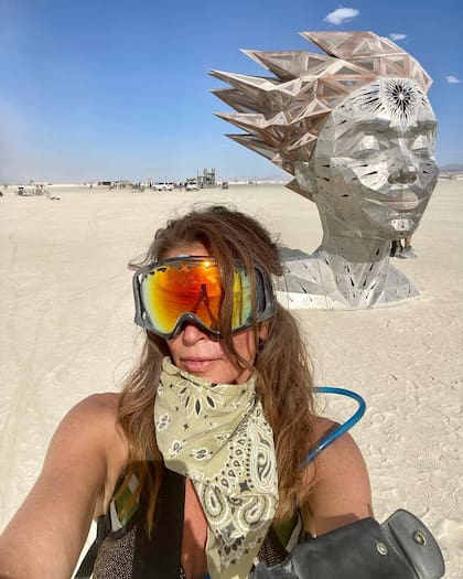 Cindy Crawford durante la experiencia de Burning Man en el desierto de Nevada