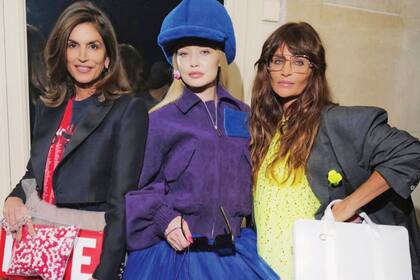 Cindy Crawford junto a Gigi Hadid- vestida de azul marino con diseño asimétrico- y Helena Christensen quien desfiló un vestido blanco en degradé amarillo y lentejuelas que combinó consaco estructurado y lentes retro.