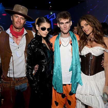 Cindy Crawford. su marido Rande Gerber y sus dos hijos, Kaia y Presley, celebraron Halloween en familia