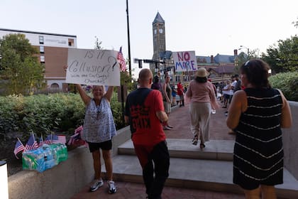 Cindy McNamara, que se opone a la afluencia de inmigrantes haitianos a Springfield, Ohio, protesta frente a una reunión de la Comisión Municipal, el 27 de agosto de 2024.