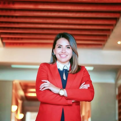 Cindy reside en Bernalillo, Nuevo México, junto a su esposo Héctor y sus dos perros, Pebbles y Khloe