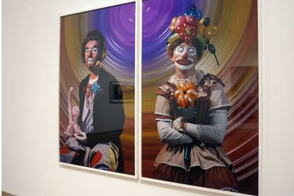 Cindy Sherman apela al maquillaje y las prótesis para asumir múltiples identidades